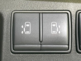 【両側パワースライドドア】スマートキーや運転席のスイッチで後席両側スライドドアの開閉が可能♪電動だから力を入れてドアを開ける必要が無く、小さなお子様でも簡単に開け閉めでき快適です♪