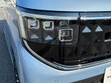 LEDヘッドライトはアダプティプタイプで対向車など、対象の部分だけロービームに切り替えるので非常に明るく暗い夜道が安全に乗っていただけます。