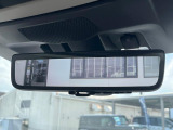 【スマートリヤビューミラー】後席の大きな荷物や同乗者で後方が確認しづらい時でも安心!カメラが撮影した車両後方の映像をルームミラー内に表示。クリアな視界で状況の確認が可能です!