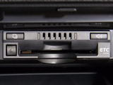 コンソール内一体型のビルトインETC装備!見た目の部分も良いですが、ETCカードの盗難防止になる設置箇所です!料金所の渋滞回避!時間帯・日によって料金の軽減を受けられます!ストレス知らずのドライブ!
