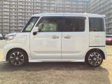 純正アルミで全体的にデザインがまとまっています。車も人も、オシャレはまずは足元からですね。