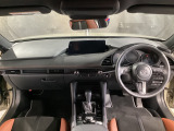 安全運転と情報操作を両立する運転席まわり。さまざまな情報を扱いながら正しい姿勢で安全に運転できることを追求したコックピット!