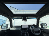 【サンルーフ】解放感溢れるサンルーフ!!車内には爽やかな風や太陽の穏やかな光が差し込みます♪
