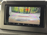 【バックカメラ】駐車時に後方がリアルタイム映像で確認できます。大型商業施設や立体駐車場での駐車時や、夜間のバック時に大活躍!運転スキルに関わらず、今や必須となった装備のひとつです!