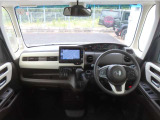 【インパネ周り】広々とした視界性の良い運転席です。ゆったりとした快適な乗り心地で運転できます。ブラウン&times;アイボリーのインテリアカラーで、心地よい時間が流れるモダンな空間を演出しました。