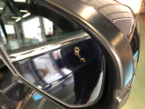 【ブラインドスポットインフォメーション】走行中に、斜め後ろの車を検知すると、ドアミラーのマーク点灯にてお知らせします。