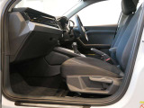 (運転席/助手席)長時間のドライブでも疲れにくい少し固めのシートです。全車標準でサイドエアバッグを標準装備しております。