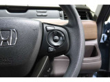 Hondaセンシングの機能のひとつ、アダプティブクルーズコントロール付!アクセルから足を離しても設定したスピードと前車との車間を保ち走行してくれます!車線維持もアシスト☆高速道路で疲労軽減ですね☆