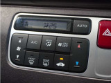 【オートエアコン】温度を設定すれば自動で快適な車内温度を保ちます。エアコン内部の高性能脱臭フィルターで車内のアレルゲンや花粉を除去。