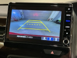 リバースギアに入れるだけで後方の表示へ切り替わります。夜間や雨の日の駐車も楽になりますよ。