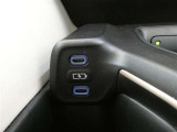 充電用USB端子付き。スマートフォンなどの充電に便利です。