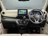 運転席周りになります。内装色はベージュ系です。