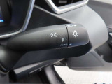 スイッチをオートに設定しておけば、車外の明るさに応じて自動的にヘッドランプを点灯・消灯します。夕暮れ時やトンネルの続く山道などを走行する時に便利なコンライトを装備しています。