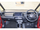 操作性に優れた運転席となります!小物入れや各ボタンの配置にこだわり、使いやすいです!座り心地もよく視認性も良好なのでロングドライブもお任せ下さい!
