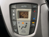 【オートエアコン】一度お好みの温度に設定すれば、車内の温度を検知し風量や温度を自動で調整。暑い&hellip;寒い&hellip;と何度もスイッチ操作をする必要はありません。快適な車内空間には必須の機能ですね♪