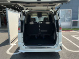 バックドアは大きく開きます。定員乗車時でも十分広いラゲッジスペースを確保しています
