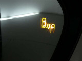 隣車線を走る車両をレーダーで検知し、ドアミラーでは確認しにくい後側方エリアに存在する車両に加え、急接近してくる車両も検知します。車両を検知するとドアミラーに搭載されたLEDインジケーターが点灯します。