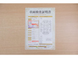 【車両検査証明書】店頭にて、クルマの状態が一目で分かる査証明書を公開中。トヨタ認定検査員が厳しく検査し、状態を点数と図解で表示しています。修復歴はもちろん、傷やヘコミの箇所や程度がご確認いただけます。