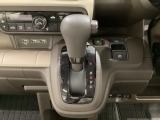 CVT車のセレクトレバーです。低速から高速まで、変速ショックのないスムーズな走りと、エンジン効率のよい領域を維持して燃費にも貢献します。サイドブレーキはスイッチ操作の電子制御パーキングブレーキです。