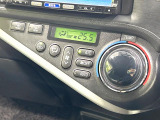 【オートエアコン】一度お好みの温度に設定すれば、車内の温度を検知し風量や温度を自動で調整。暑い&hellip;寒い&hellip;と何度もスイッチ操作をする必要はありません。快適な車内空間には必須の機能ですね♪