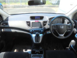 【インパネ周り】広々とした視界性の良い運転席です。ゆったりとした快適な乗り心地で運転できます。インテリアカラーはブラックを基調とし、広くのびやかな空間を演出しています。