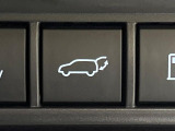 【パワーバックドア】スマートキーや運転席のボタンを押すだけでリアゲートが自動で開閉します!荷物を持っている時や、高い位置にあるバックドアを閉める際に便利な機能です♪