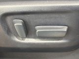 【運転席8WAYパワーシート】リクライニングからシートリフターまで、スイッチ一つで簡単にシートの微調整が可能!自分に最適なシートポジションにセットして、快適なドライブをお楽しみください。