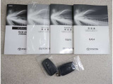 メンテナンスノート、取扱説明書です。 その車の整備記録が事細やかに記録されています。 車が生まれてから今までどのような道を歩んできたのか判るとても重要な物ですよ。