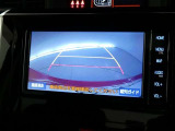 【バックカメラ】バックカメラ装着車です。バックする時に、後方の様子をナビ画面に表示します!慣れない駐車場での駐車や、せまい場所での車庫入れの時も、安全確認OK!思いがけずコツン!なんて事も防げますヨ