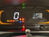 メーターの照明の色でエコドライブをアシスト!大きく見やすい文字で平均燃費等の情報を表示するTFTマルチインフォメーションディスプレイ付きデジタルメーターを採用
