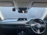 フロントピラーの位置を従来よりも後方にレイアウト。運転席からの視界の広がりを向上。車両の周囲の状況を、いち早く知ることで、安全に運行できます。