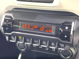 【オートエアコン】一度お好みの温度に設定すれば、車内の温度を検知し風量や温度を自動で調整。暑い&hellip;寒い&hellip;と何度もスイッチ操作をする必要はありません。快適な車内空間には必須の機能ですね♪