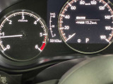 視認性に優れたメーターを採用しており、走行中でも車速や情報が分かりやすく表示されます。運転時の視線移動をむりのない範囲に抑え、快適で安心感のあるドライブをサポートします。