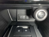スマホやiPodを直接カーオーディオに接続できるAUX・USB端子や、携帯の充電などに便利なUSBポート(USB Type-C)を装備!車内にあると便利なアイテムのひとつですね