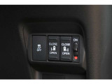 リアは両側パワースライドドアで、開閉には運転席のスイッチ、またはスライドドアのドアハンドルを少し引くだけで自動開閉します。