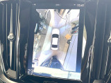 【360&deg;ビューカメラ】4台の高解像度カメラで360度の鳥瞰図を表示。隣の車や壁、死角にある障害物などを画面で確認できるため、狭いスペースでの駐車・出入りも安心です。
