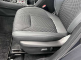 【運転席・助手席パワーシート】お好みの角度に座席の微調整も出来ます。