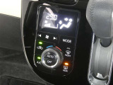 【オートエアコン】車内温度を感知して自動で温度調整をしてくれるのでいつでも快適な車内空間を創り上げます!どの席に座っても快適なドライブが楽しめます♪