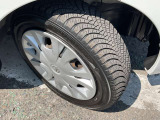 端正な純正ホイールカバー装備です。