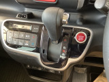 自然に手が届き、操作性の良いインパネシフトに、パーキングブレーキはフットブレーキタイプなので、運転席と助手席の間はすっきりしています。