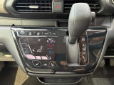 オートエアコンでパネルタッチするだけで操作が可能です(^^)☆AUTOにすれば簡単に車内の空調を快適に調整してくれます♪嬉しいシートヒーター付き(^^)