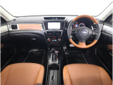 視界の良さが魅力の運転しやすいコックピットです。シンプルで操作性に優れたインパネデザインと、SUBARUならではの安全性能にこだわった視界設計が活かされています。