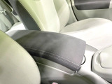 【アームレスト】運転中の身体の負担を軽減してくれるアームレストを装備♪
