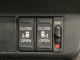 【両側パワースライドドア】両側がパワースライドドアになっており、運転席のスイッチやスマートキーでも開閉が可能です!開口部も広いので乗り降りも楽々♪