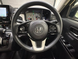 ハンドルにHondaセンシング系のクルーズコントロールやレーンキープアシストなどのスイッチと、オーディオの操作スイッチが装備されています。ハンドルから手を離さず安全に操作できます。