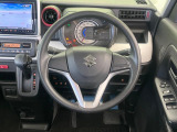 インテリアに合わせたデザインのステアリングは、運転される方のことも考え、運転しやすい形状、大きさです。是非一度、実際に触ってお確かめください。