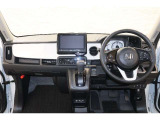 操作性に優れた運転席となります!小物入れや各ボタンの配置にこだわり、使いやすいです!座り心地もよく視認性も良好なのでロングドライブもお任せ下さい!