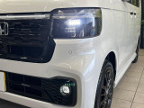 【LEDヘッドライト】悪天候や夜間走行時も良好な視界を確保し安心して運転できる高輝度LEDヘッドライトを装備!点灯速度が早く、消費電力も抑えられています。