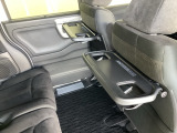 折りたたみ式のシートバックテーブルは限られた空間を有効活用。車内の家族時間をもっと快適に。休憩時のちょっとした小物置に使える、前席背面の格納式テーブルが付いています。