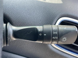 【オートライト(AUTO)】外の明るさをシステムが感知して、自動でヘッドライトが点灯します。ヘッドライトをつけ忘れを防ぐ便利機能です。